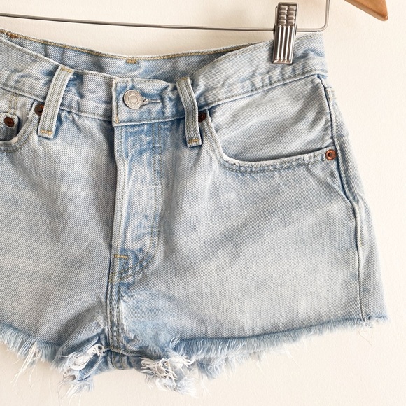 Levi’s 501 Women’s High Rise Denim Shorts, Light Wash, Size 26 - Picture 3 of 7